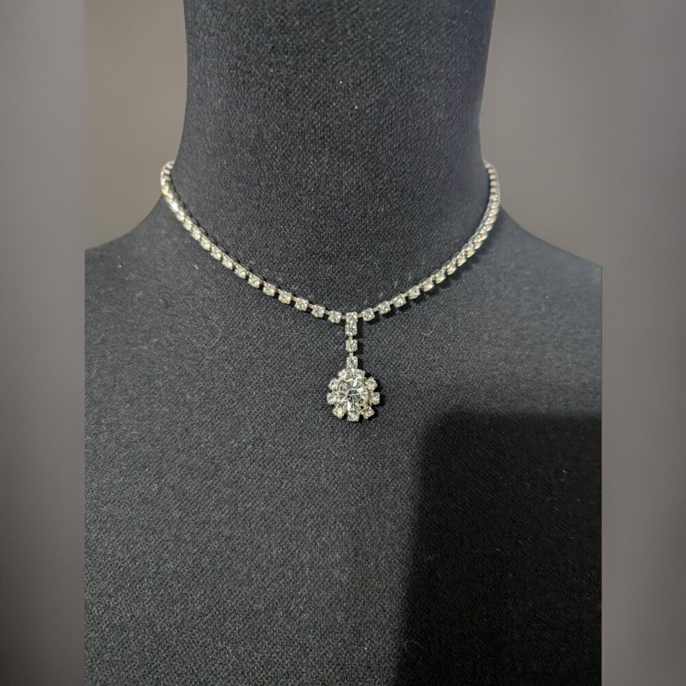 1950s Elegant Circular Rhinestone Drop Pendant Folded Clasp Necklace
